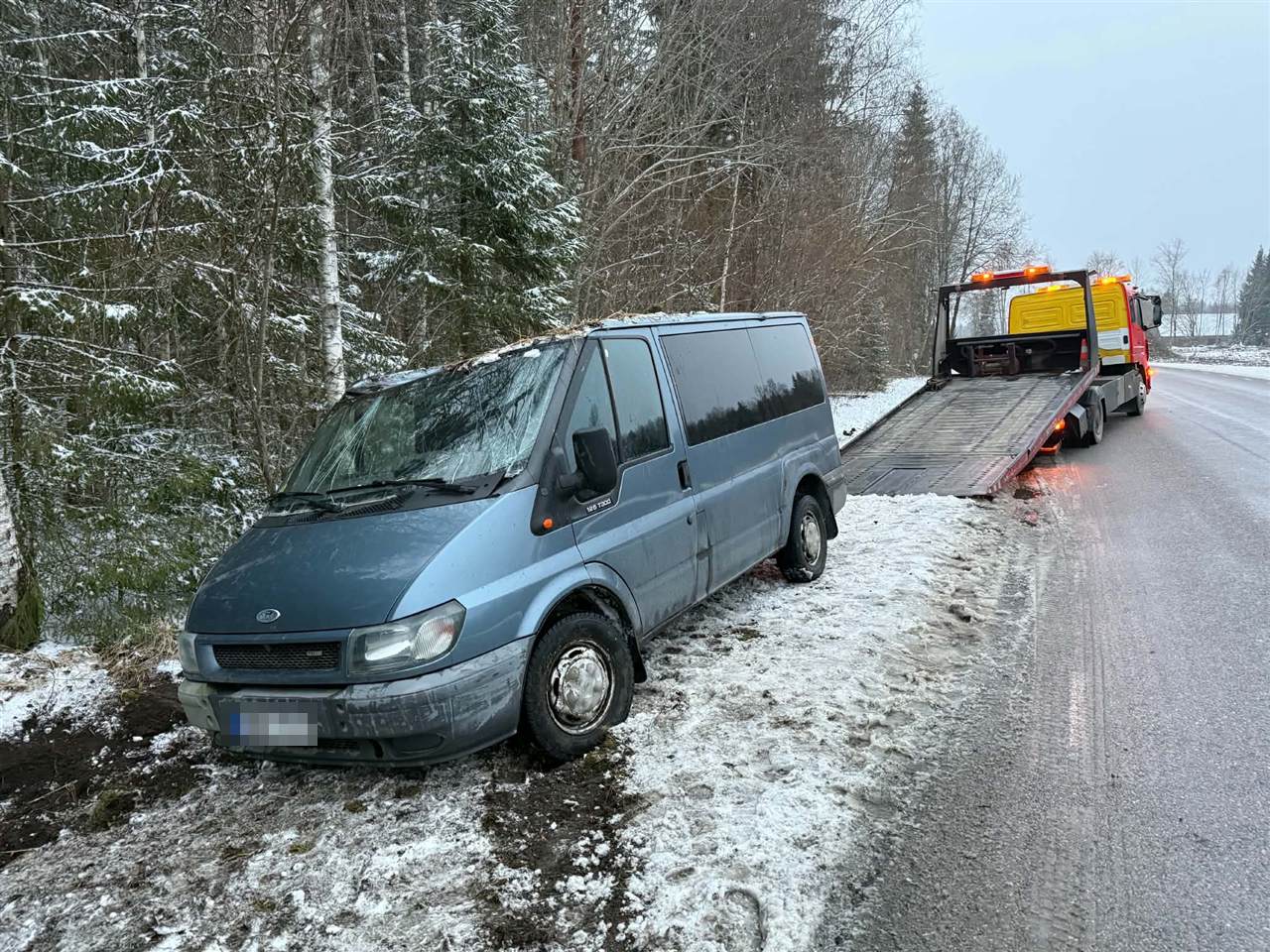 Teelt välja sõitnud kaubik
