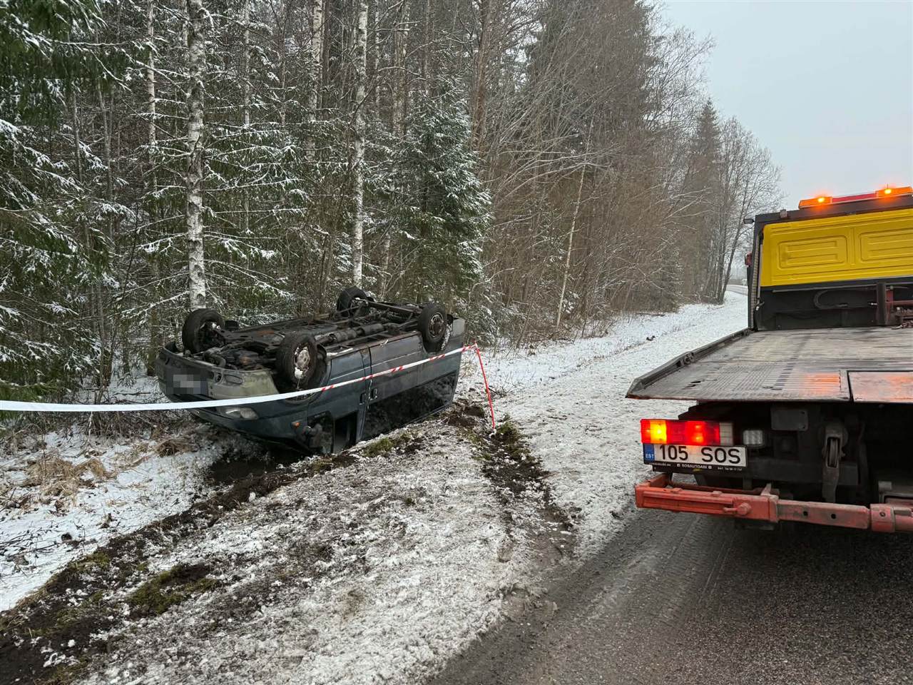 Katusele läinud auto
