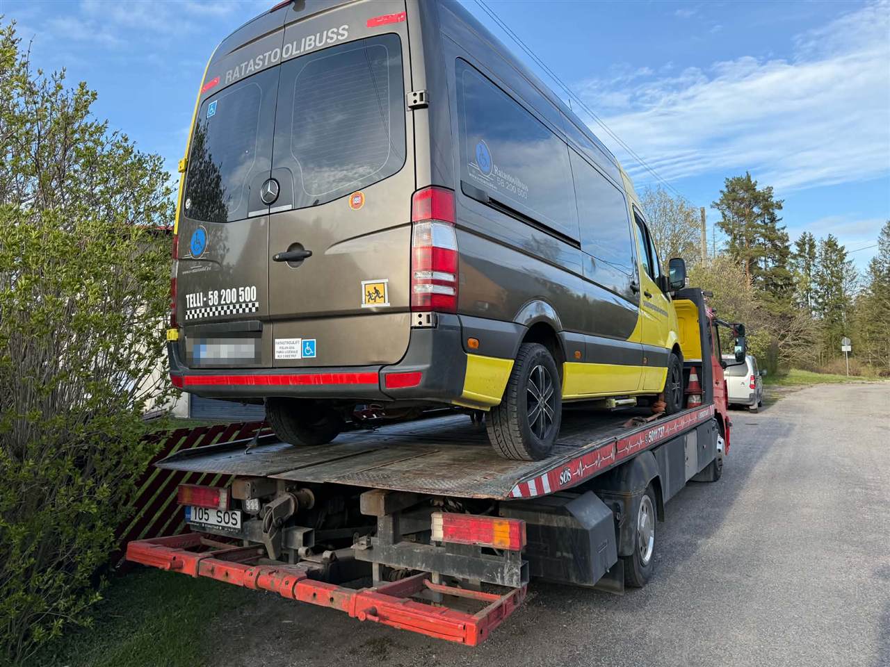 Väikebuss platvormil