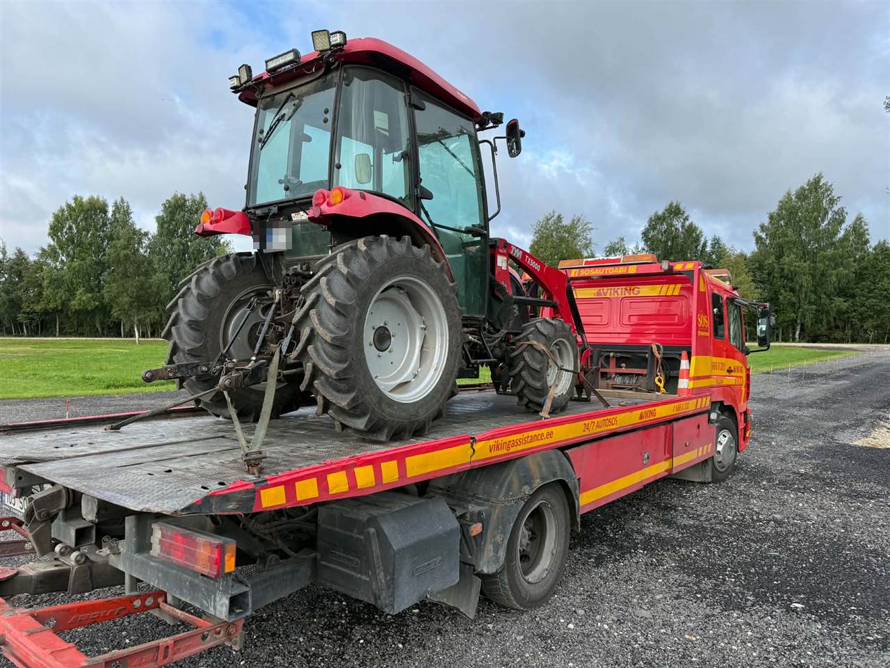 Traktor, kinnitatud rihmadega